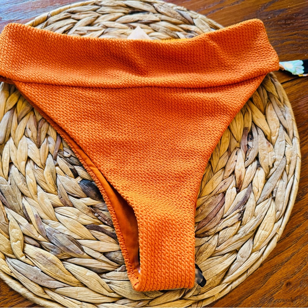 Volcom raised ribbed type material eco friendly 
Size small